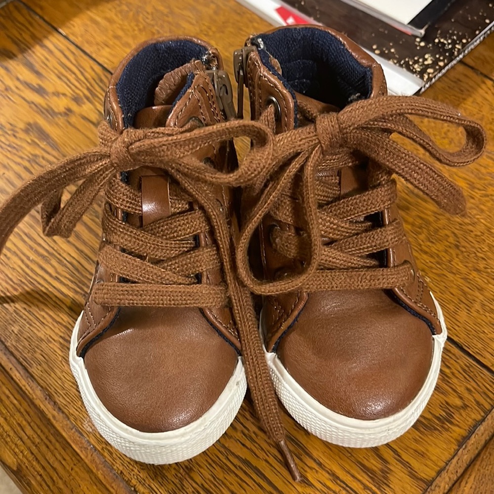 Cat & Jack tan little boy shoes. Size 5. Great condition!